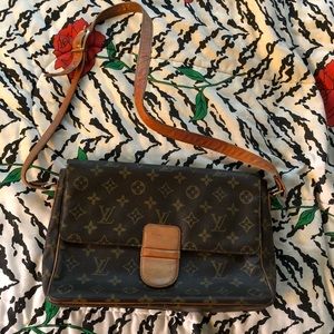 Vintage Louis Vuitton shoulder bag.